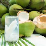 椰水的健康益处:优点、缺点以及谁必须避免饮用