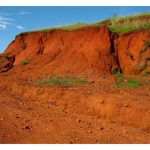 为何马来西亚许多山林地区的土壤呈赤红或棕红色?